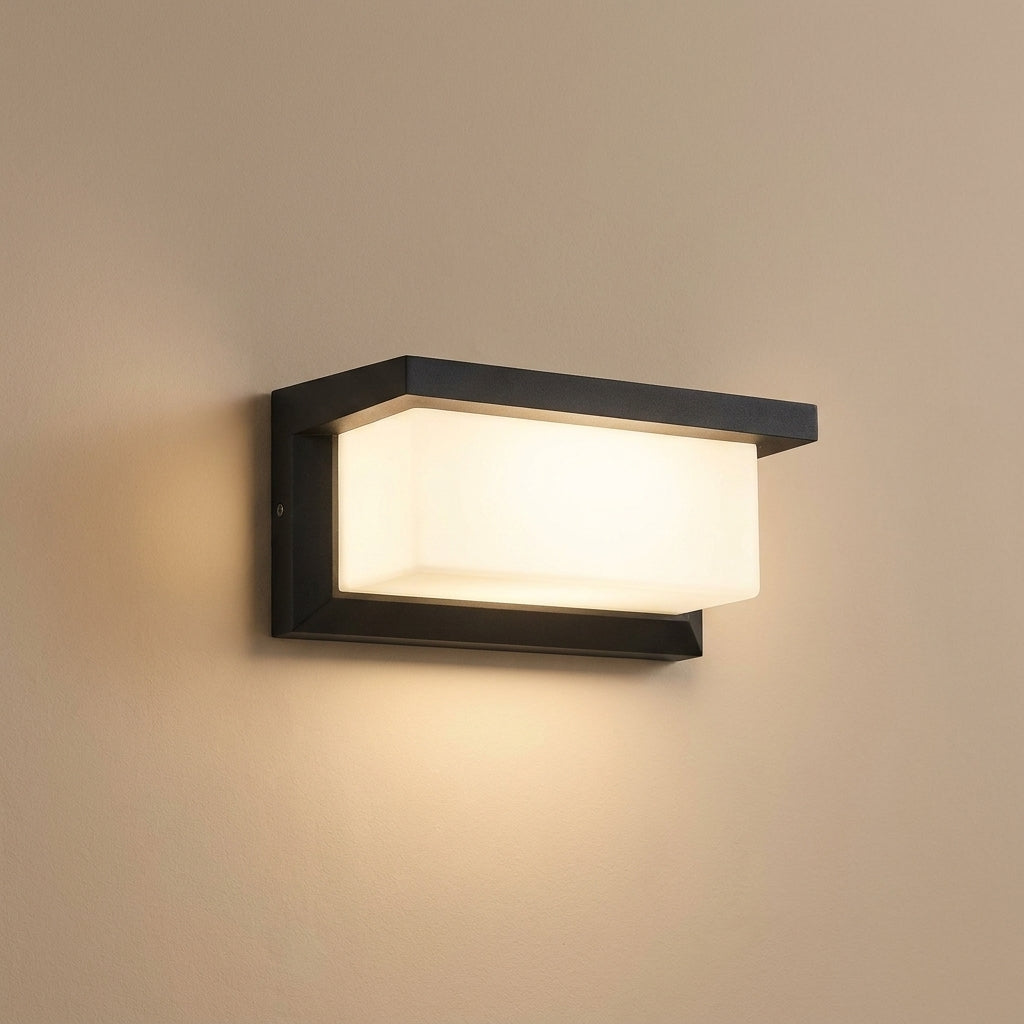 Applique murale extérieure LED noire horizontale Noctéa sur fond beige, lumière chaude