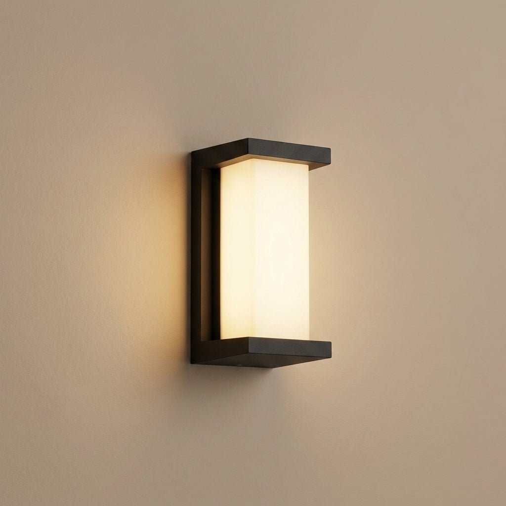 Applique murale extérieure LED noire verticale Noctéa sur fond beige, lumière chaude