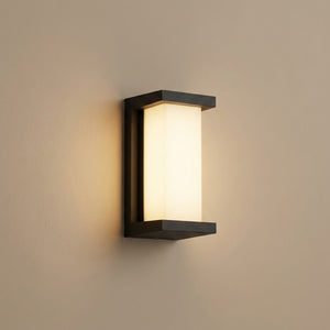 Applique murale extérieure LED noire verticale Noctéa sur fond beige, lumière chaude