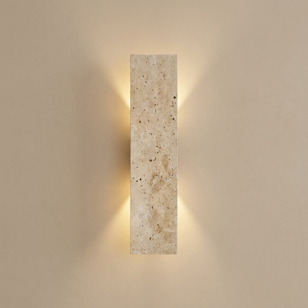 Applique murale d'extérieur en travertin Stélia, halo chaud vers le haut et le bas, sur mur beige