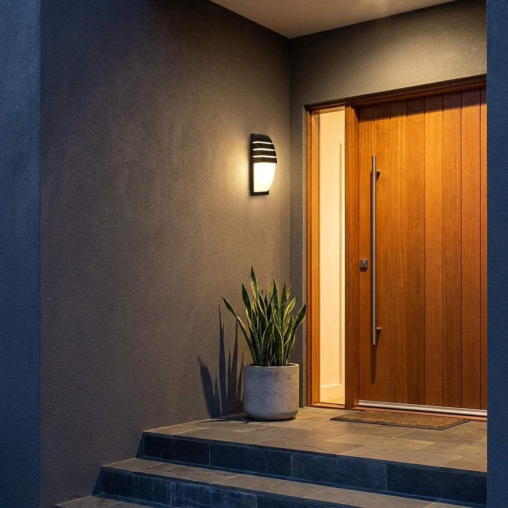 Applique murale Lutéa éclairant une entrée moderne avec porte en bois