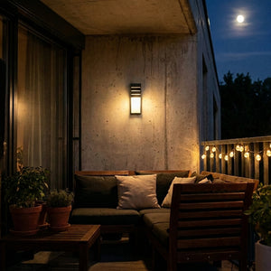 Applique murale Lutéa sur terrasse couverte avec salon extérieur la nuit