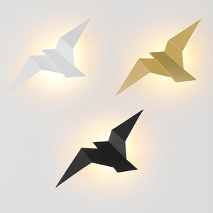 Origaméil en finition dorée sur un mur clair