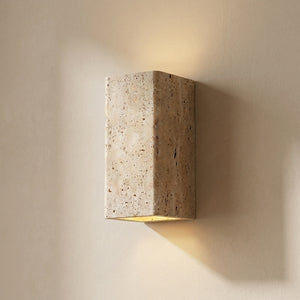 Applique murale rectangulaire en travertin beige Luminosa sur mur clair, lumière LED chaude