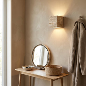 Applique murale cube en travertin Luminosa dans une entrée, au-dessus d'une console en chêne et d'un miroir rond