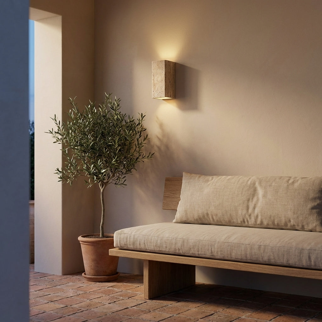 Applique murale rectangulaire en travertin Luminosa en extérieur abrité sur une terrasse couverte, lumière chaude au crépuscule