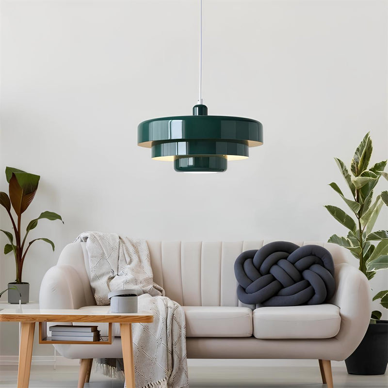 Suspension au style nordique et rétro avec une finition orange éclatante. Idéale pour illuminer une cuisine ou une salle à manger tout en apportant une touche vintage et moderne à votre intérieur.