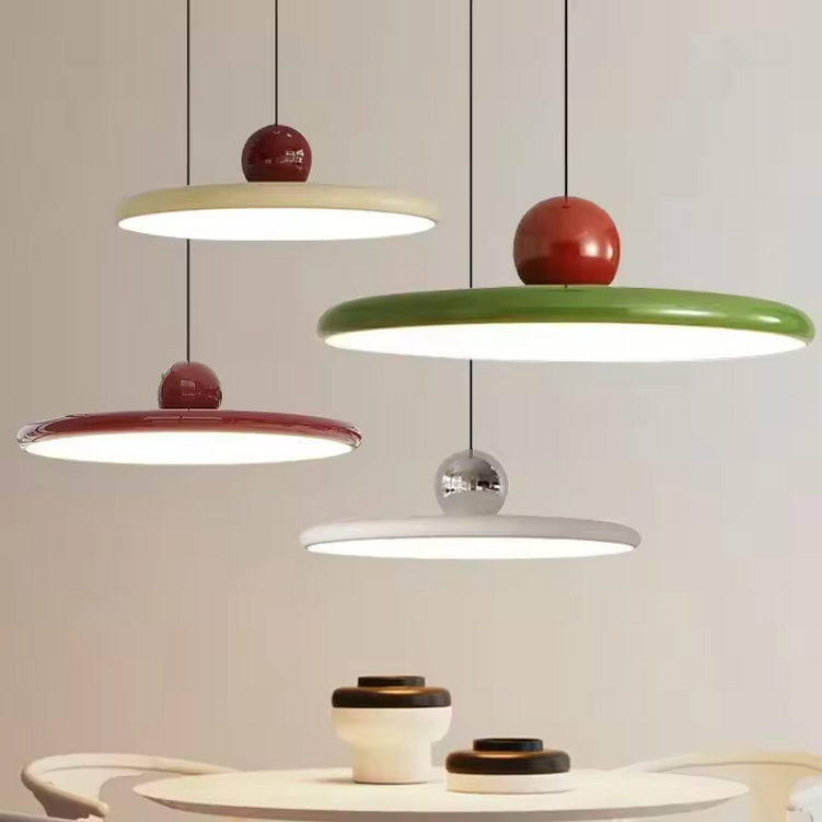 Suspensions Olivora en plusieurs coloris au-dessus d'une table