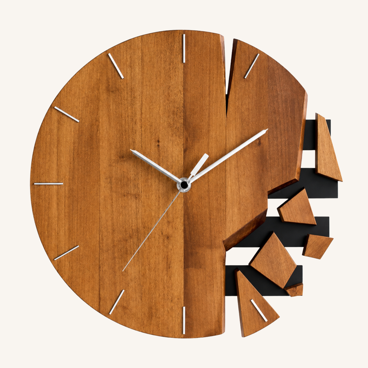 Horloge murale ronde en bois au bord éclaté en fragments, aiguilles fines et index clairs, sur fond beige