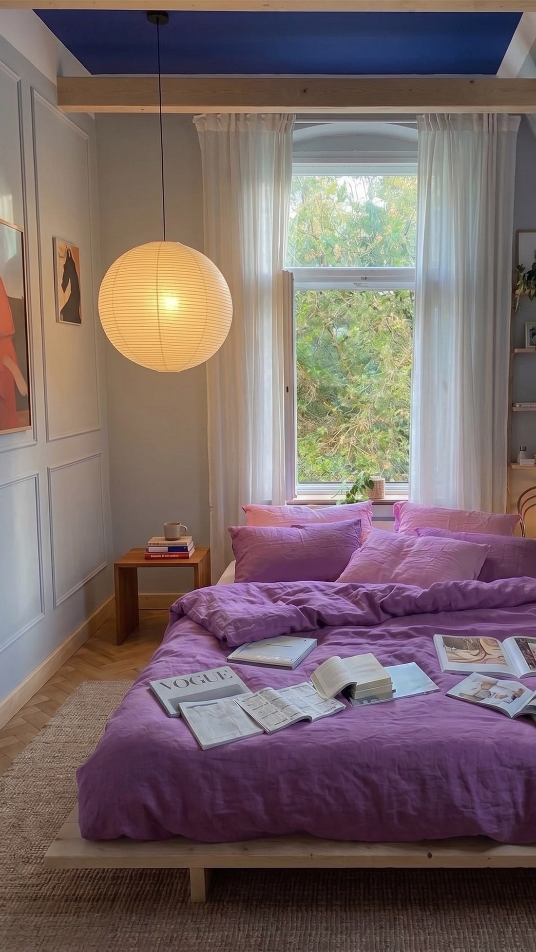 Chambre lilas : linge de lit violet, suspension boule en papier et lampe globe lumineuse