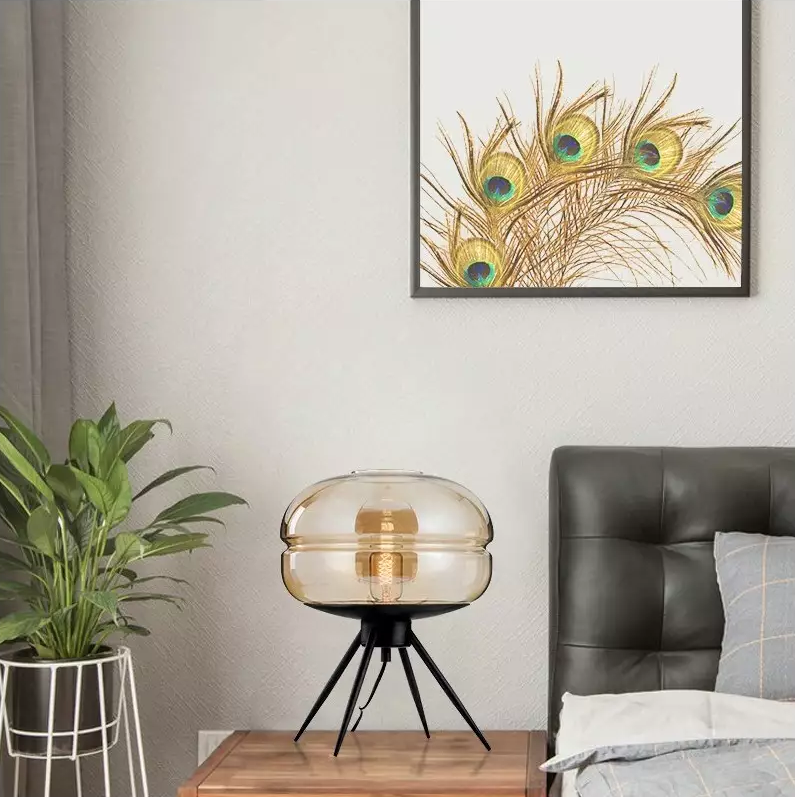 Lampe Mielune allumée sur un meuble dans un salon