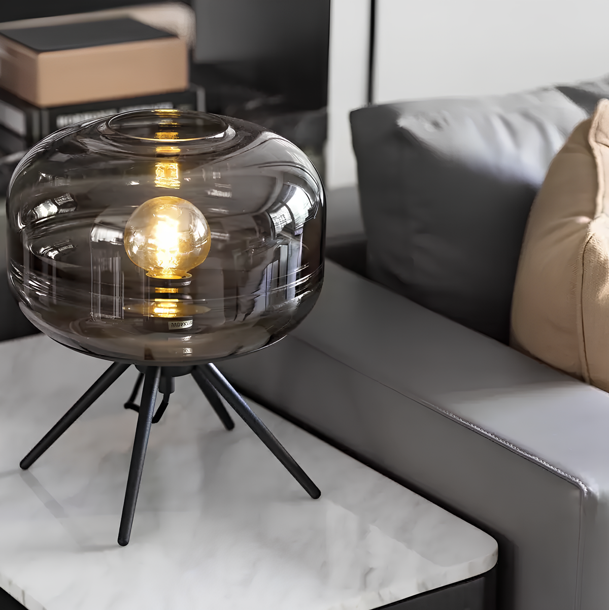 Lampe Mielune en verre fumé posée près d'un canapé