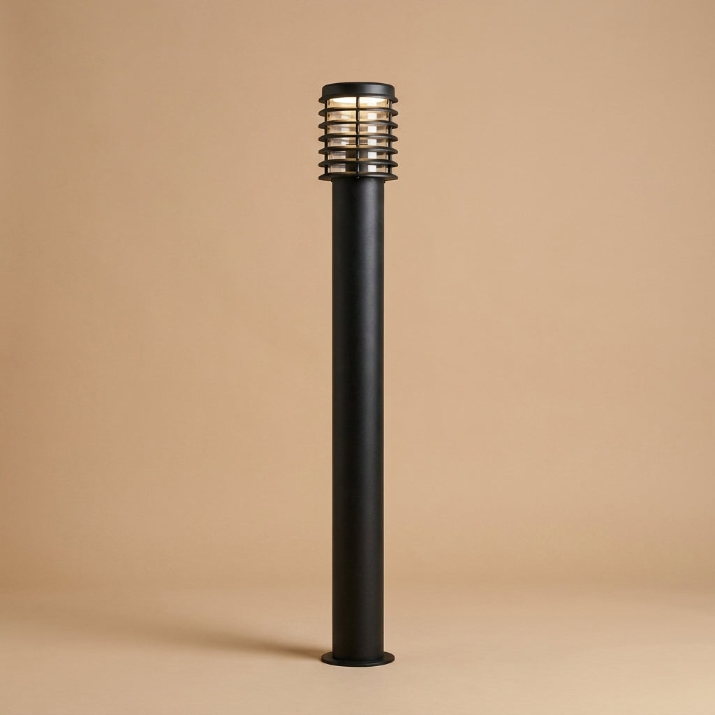 Lampadaire d'extérieur en acier noir Noctis, tête à lamelles à lumière chaude, sur fond beige