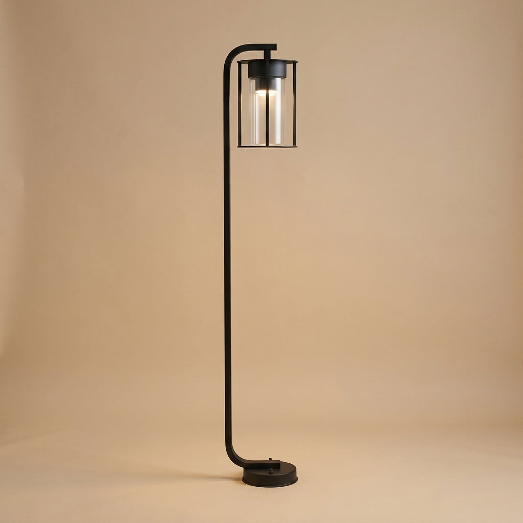 Lampadaire d'extérieur en acier noir Vialis, tête lanterne en verre à lumière chaude, sur fond beige