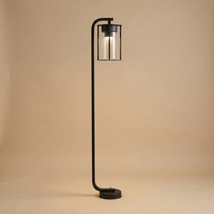 Lampadaire d'extérieur en acier noir Vialis, tête lanterne en verre à lumière chaude, sur fond beige