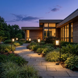 Lampadaires d'extérieur Vialis bordant une allée de jardin vers une maison moderne au crépuscule