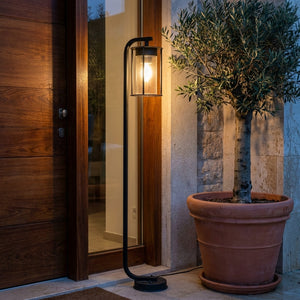 Détail du lampadaire d'extérieur Vialis, tête lanterne en verre avec ampoule chaude, à l'entrée
