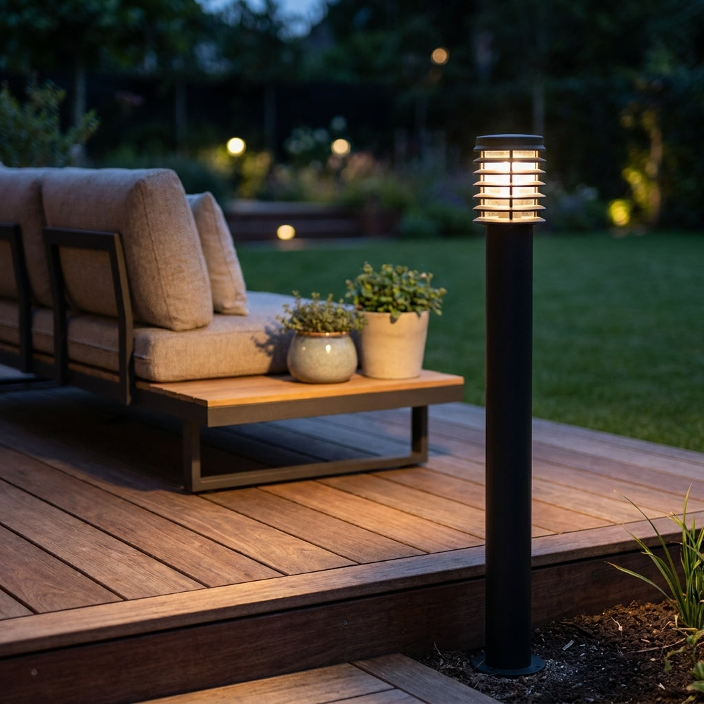 Lampadaire d'extérieur Noctis au bord d'une terrasse en bois moderne, canapé lounge au crépuscule