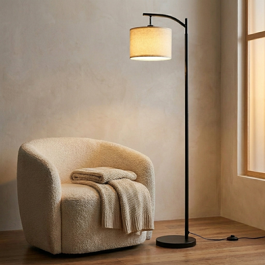 Lampadaire liseuse arqué Liséa au-dessus d'un fauteuil bouclé dans un coin lecture - Ambient Home