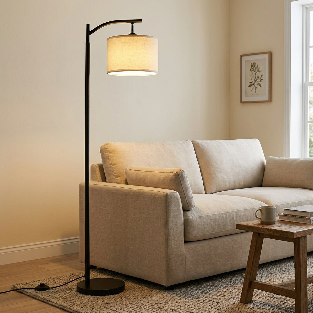 Lampadaire liseuse arqué Liséa à côté d'un canapé en lin dans un salon chaleureux - Ambient Home