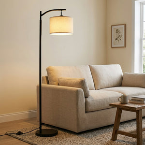 Lampadaire liseuse arqué Liséa à côté d'un canapé en lin dans un salon chaleureux - Ambient Home
