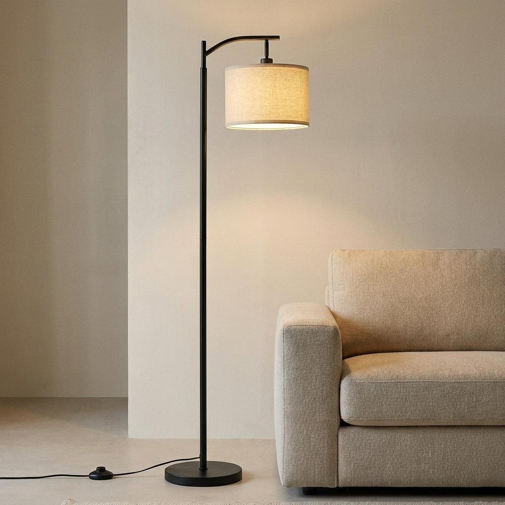 Lampadaire liseuse Liséa noir mat dans un intérieur minimaliste épuré - Ambient Home