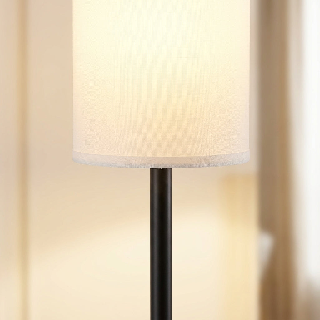 Détail de l'abat-jour cylindrique en tissu blanc du lampadaire Sereno et de son fût noir