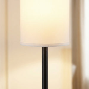 Détail de l'abat-jour cylindrique en tissu blanc du lampadaire Sereno et de son fût noir