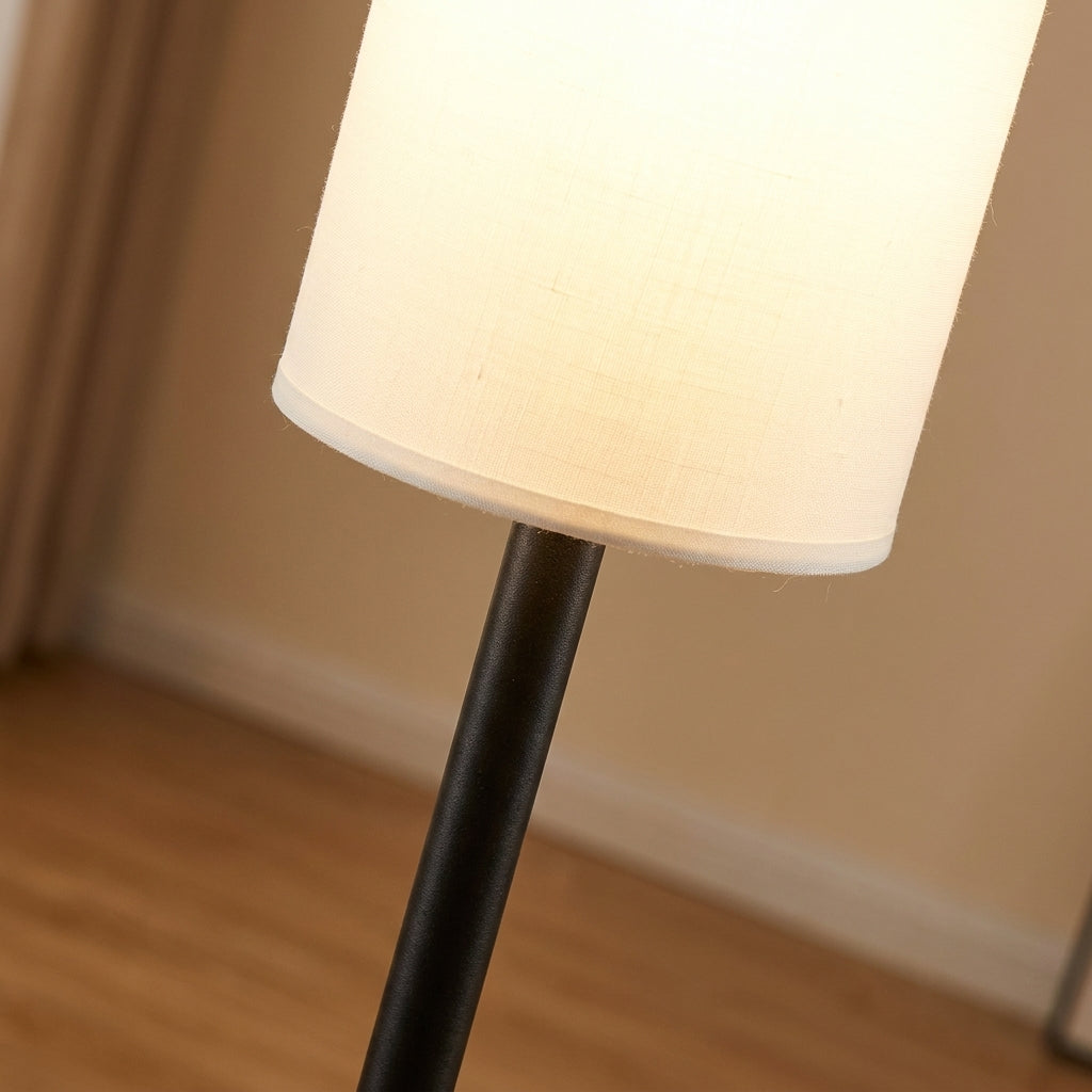 Détail du fût en métal noir et du bas de l'abat-jour en tissu du lampadaire Sereno
