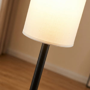 Détail du fût en métal noir et du bas de l'abat-jour en tissu du lampadaire Sereno