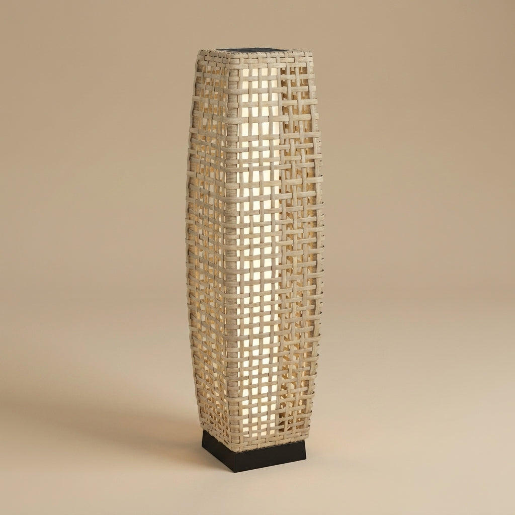 Lampadaire solaire en rotin tressé Soliro, base noire, lumière blanc chaud, fond beige