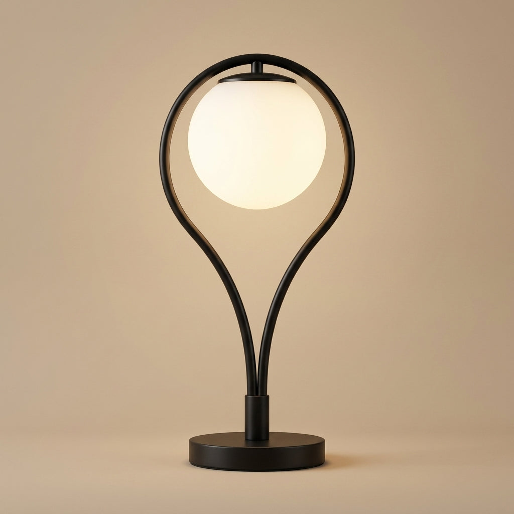 Lampe de table Liora, globe en verre opalin dans un cadre métal noir en forme de goutte, sur fond beige