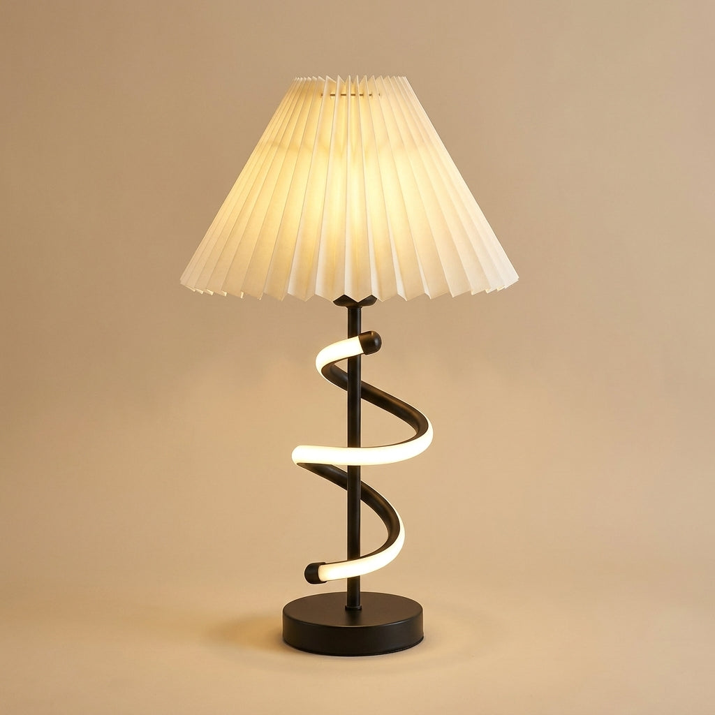 Lampe de table Hélia : abat-jour plissé crème et spirale LED autour d'un pied métal noir, sur fond beige