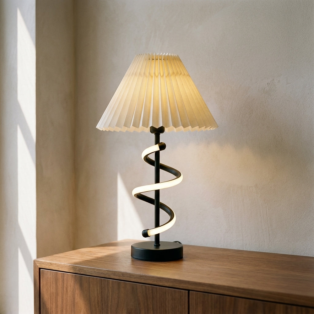 Lampe de table Hélia allumée sur un buffet en noyer, mur en enduit, lumière du soir