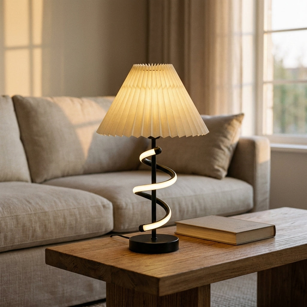 Lampe de table Hélia allumée sur une table basse en bois près d'un canapé en lin, lumière chaude