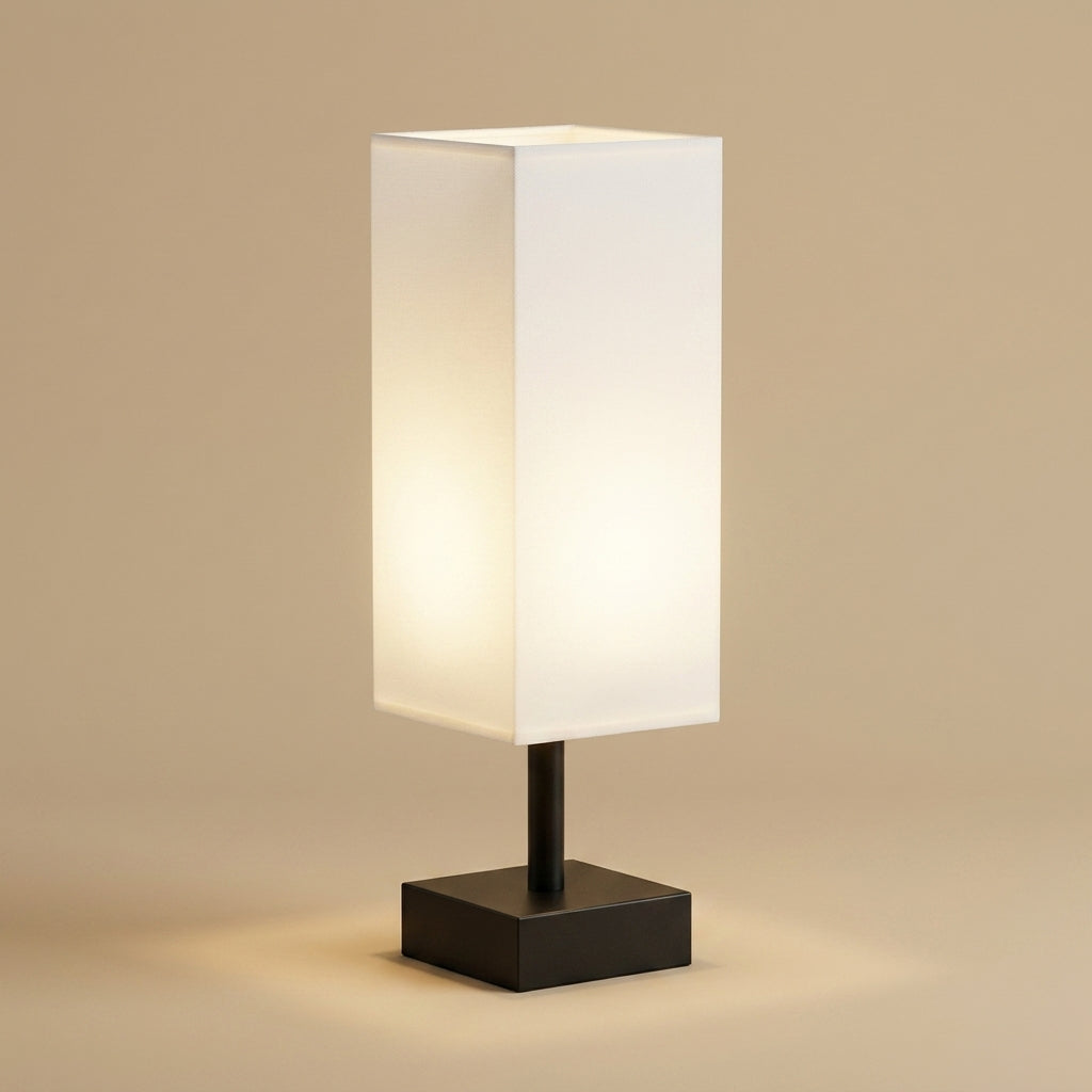 Lampe de table Calune, abat-jour carré en tissu blanc et base noire, lumière blanc chaud, fond beige