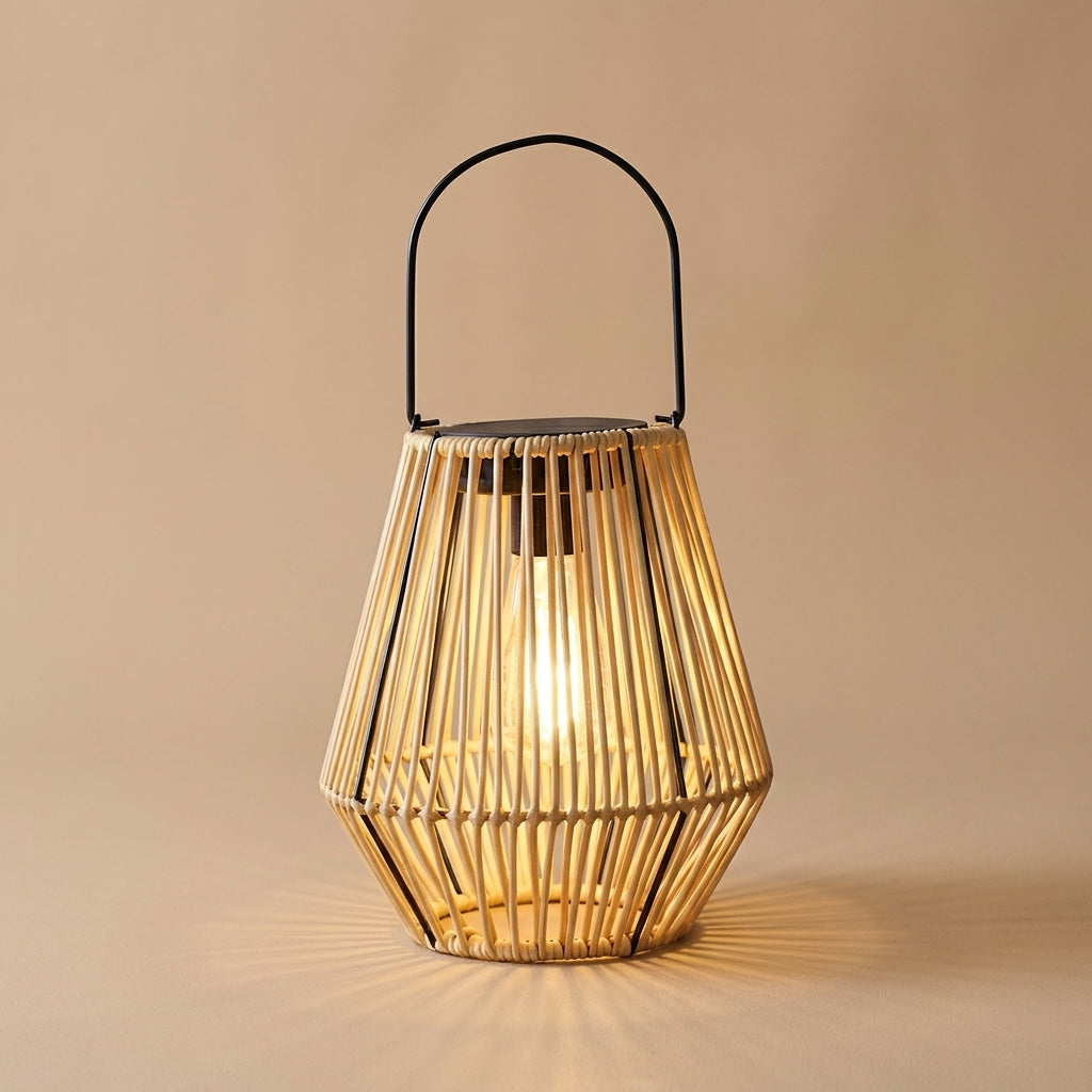Lanterne solaire d'extérieur en rotin tressé Soléra, ampoule LED chaude et panneau solaire, sur fond beige