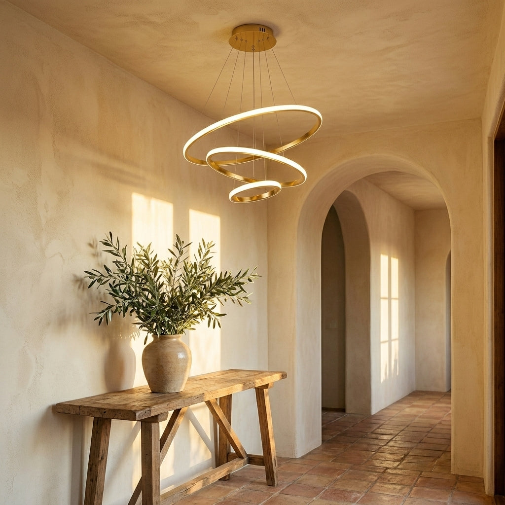 Lustre Anélio doré dans une entrée méditerranéenne avec arche