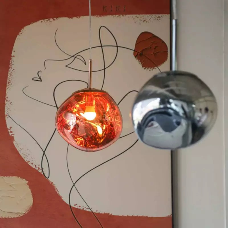 Deux suspensions Mélora, verre rouge et verre chromé
