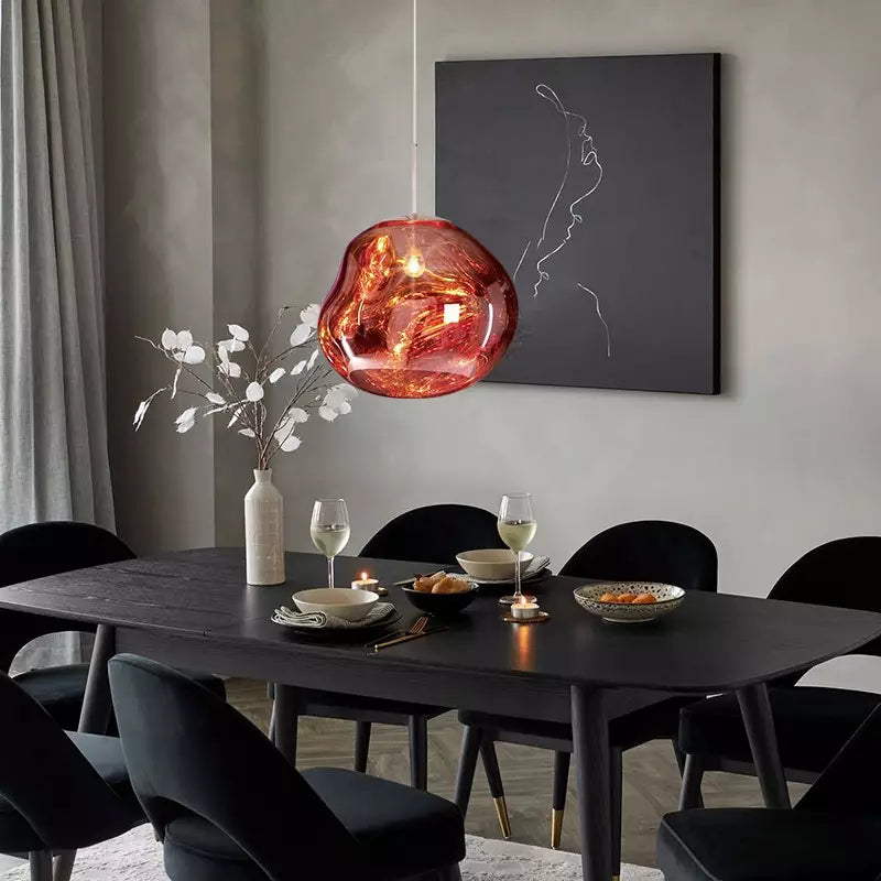 Suspension Mélora rouge au-dessus d'une table noire