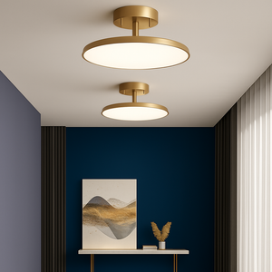 Plafonnier rond noir vu de face, liseré cuivre