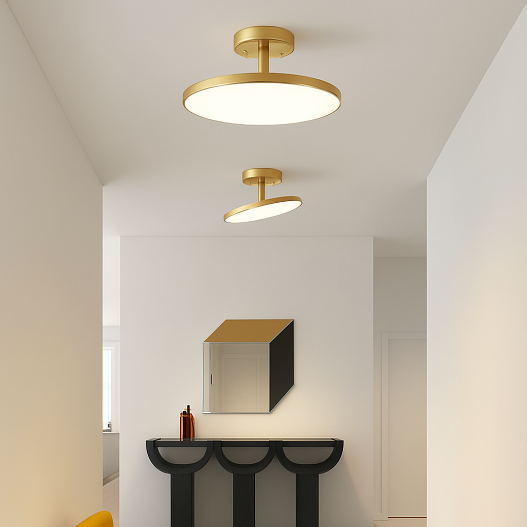 Plafonnier LED allumé au-dessus d'un couloir