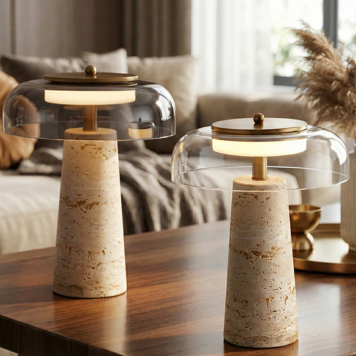 Deux lampes travertin, versions verre transparent et verre fumé, sur une console