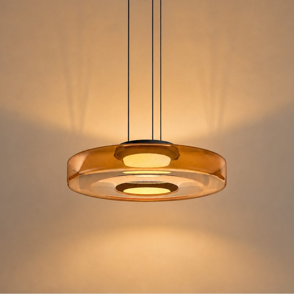 Suspension Verdora en verre ambré allumée