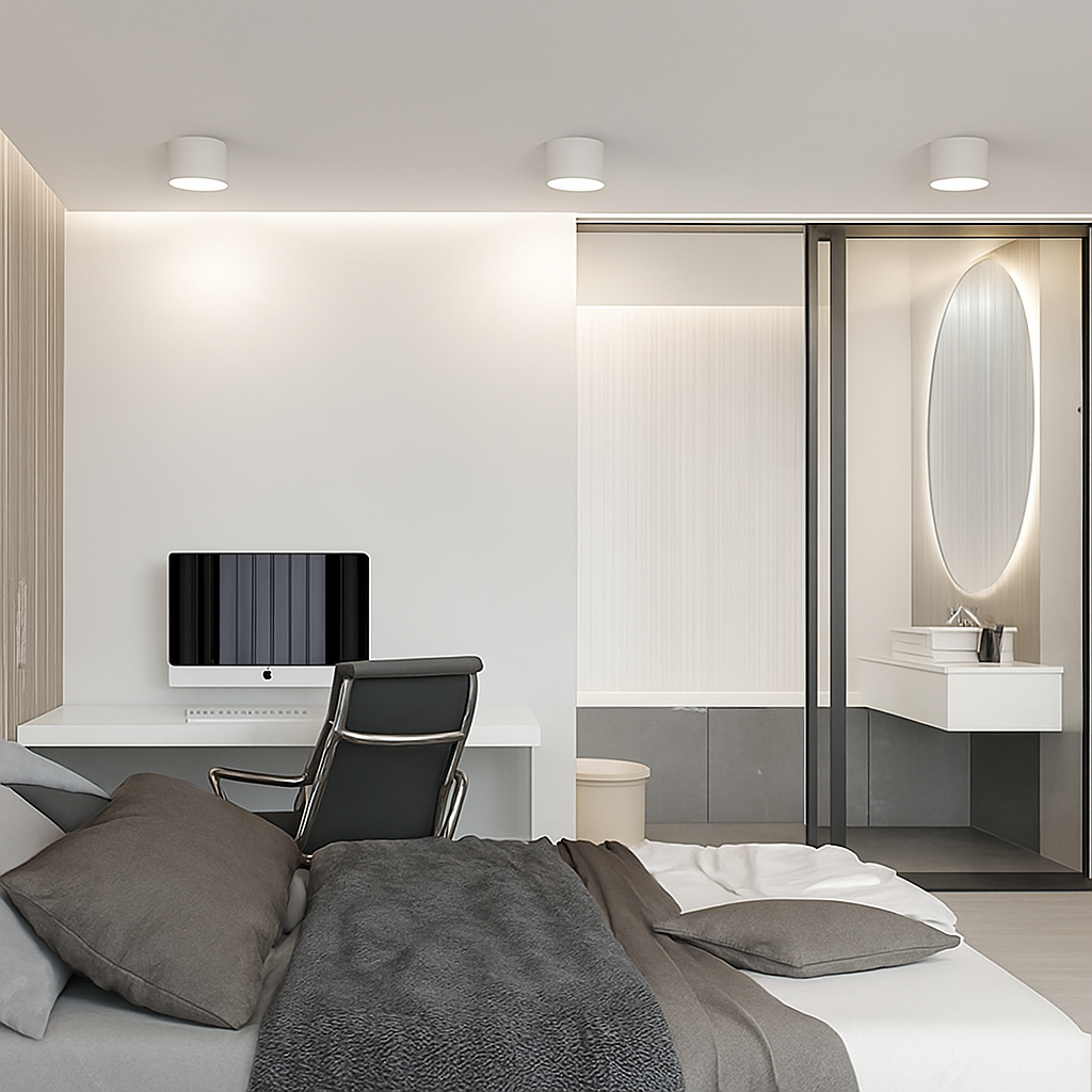 Spot LED rond allumé en lumière blanc chaud dans un couloir