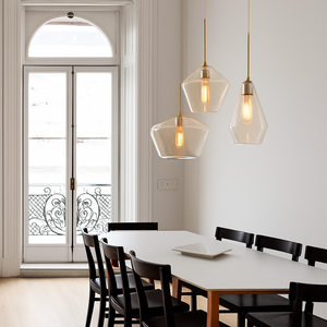 Suspensions en verre alignées au-dessus d'un comptoir
