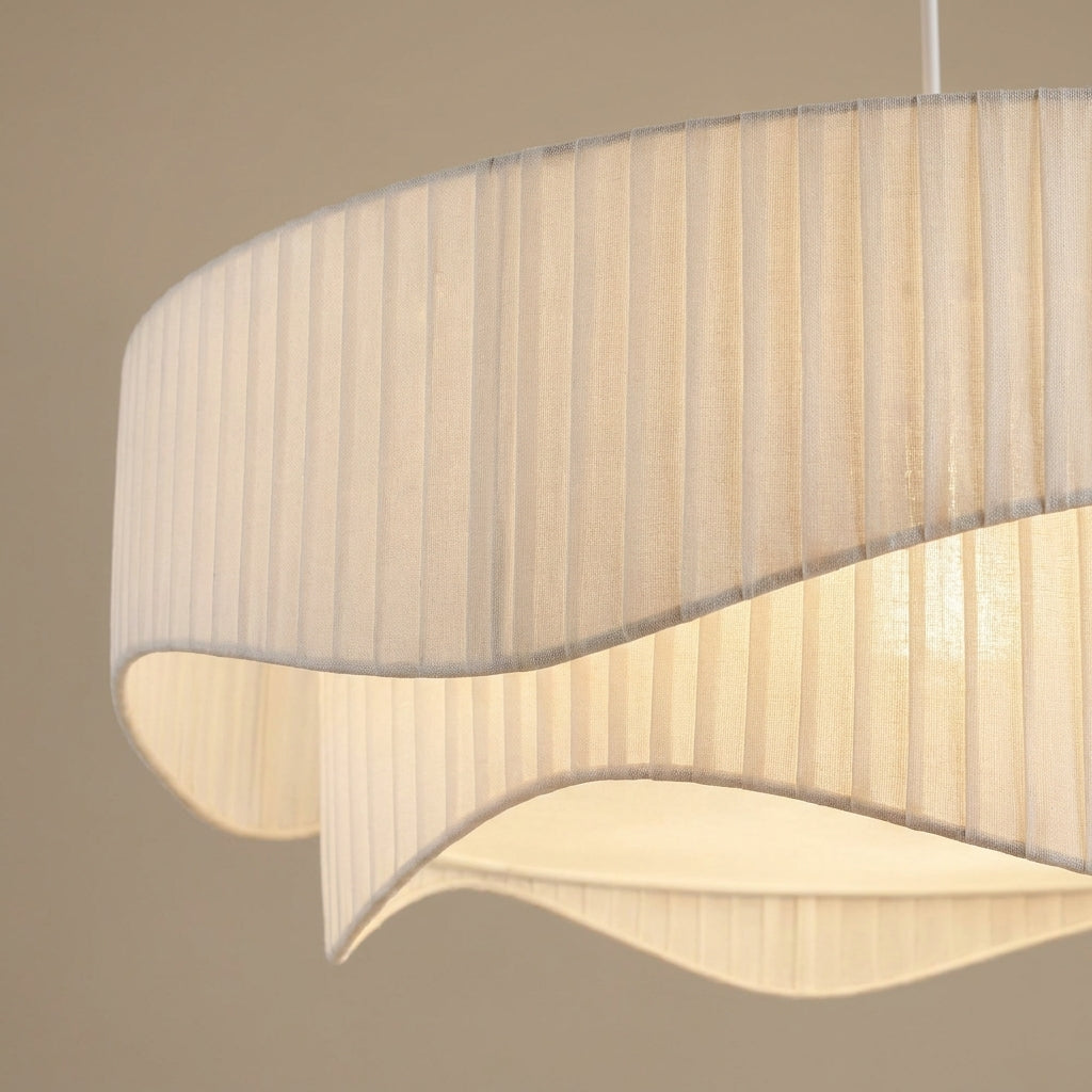 Détail du tissu plissé et de la jupe ondulée de la suspension Ondora