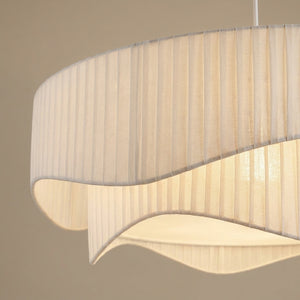 Détail du tissu plissé et de la jupe ondulée de la suspension Ondora