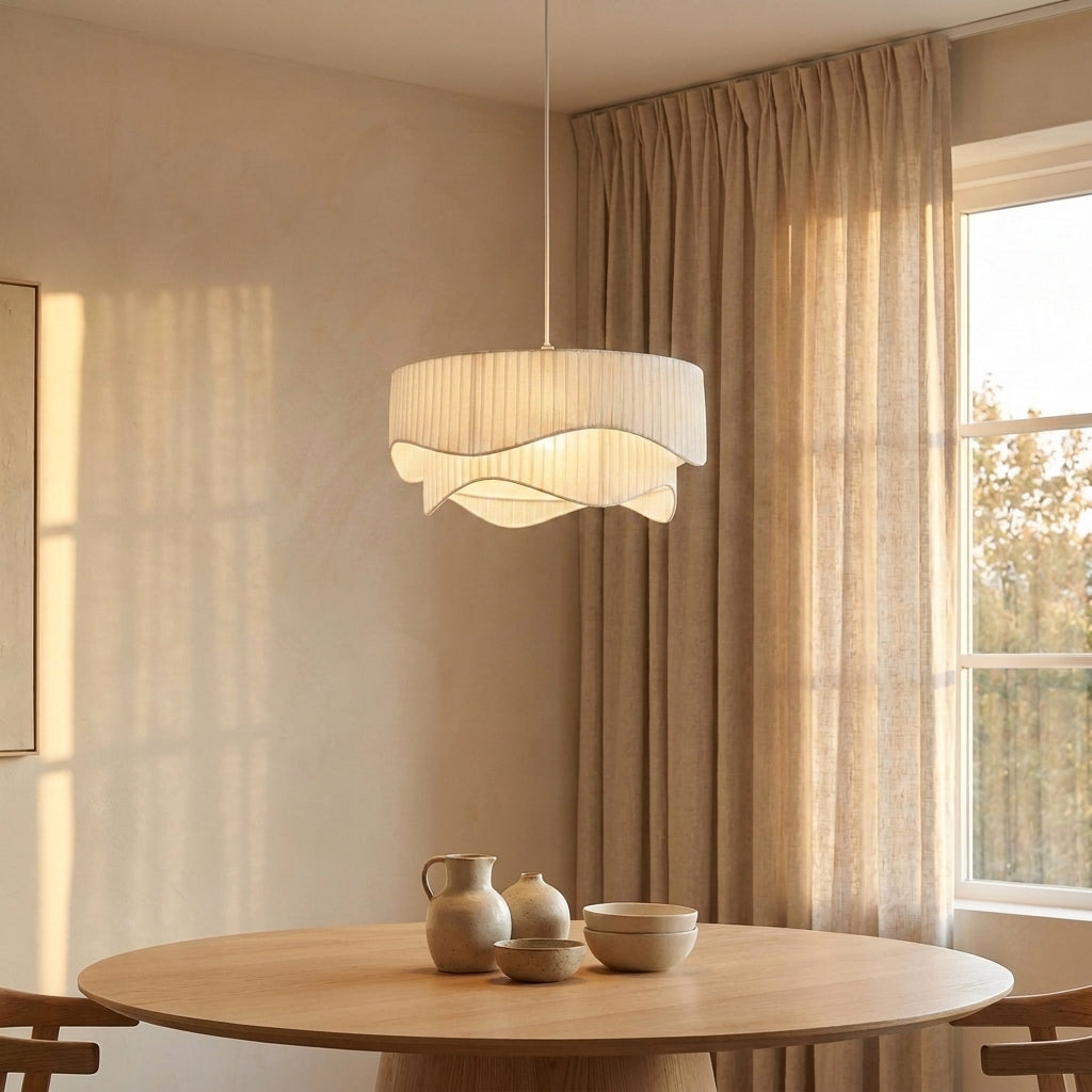 Suspension Ondora en tissu plissé au-dessus d'une table ronde en chêne clair, ambiance japandi