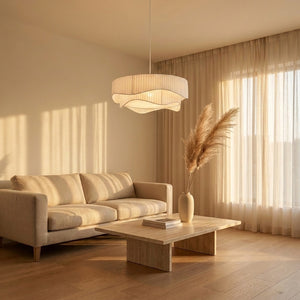 Suspension Ondora en tissu plissé blanc dans un salon minimaliste, lumière chaude